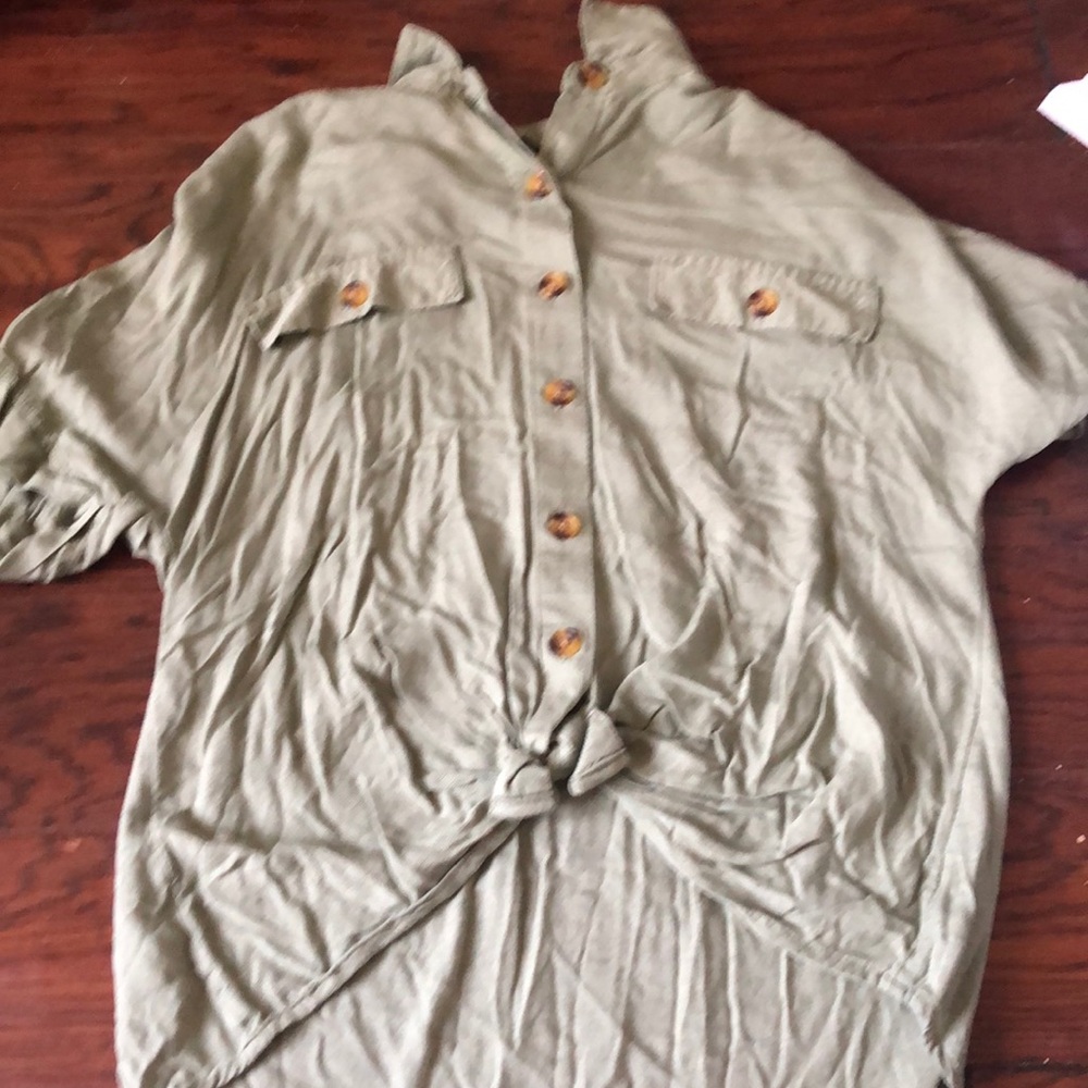 I’m selling this dark green button up T-shirt.